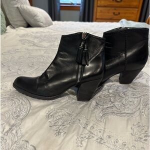 Stuart Weizmann ankle boots with side zip tassels. Size 10